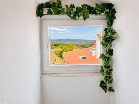Oportunidade | Antes 395.000€, agora 350.000€ Charme Alentejano Casa com Piscina e Vistas Panorâmicas no Coração do Crato