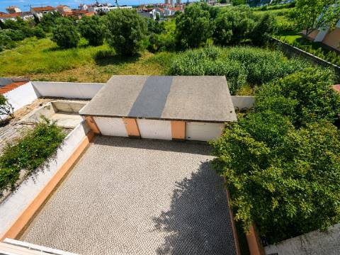 1ºANDAR DE UMA MORADIA TRIFAMILIAR C/3 GARAGENS, DE 3 PISOS, CV, RC E 1ºAndar varanda fechada e vista desafogada em Rana, São Domingos de Rana