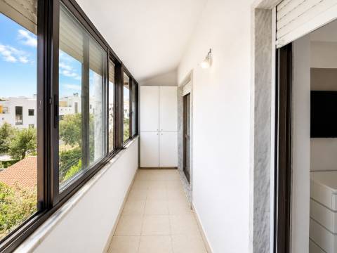 1ºANDAR DE UMA MORADIA TRIFAMILIAR C/3 GARAGENS, DE 3 PISOS, CV, RC E 1ºAndar varanda fechada e vista desafogada em Rana, São Domingos de Rana
