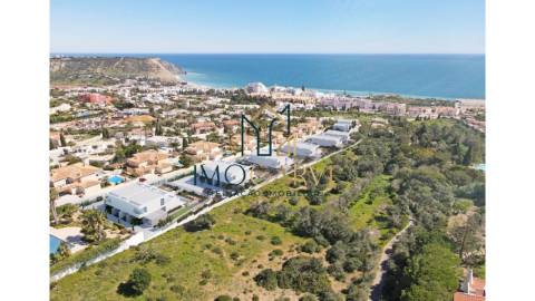 MORADIA T3 COM PISCINA E VISTA MAR
 
 Moradia T3...