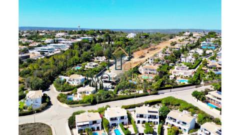 MORADIA T3 COM PISCINA E VISTA MAR
 
 Moradia T3...