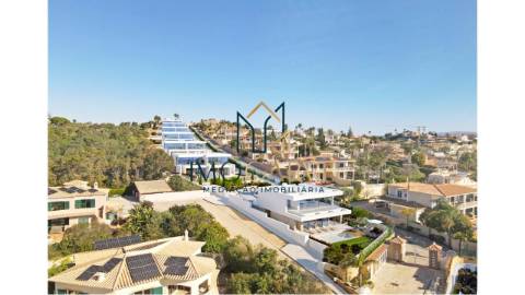 MORADIA T3 COM PISCINA PRIVADA E VISTA MAR...