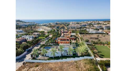 MORADIA T5 COM PISCINA E VISTA MAR
 
 Moradia...