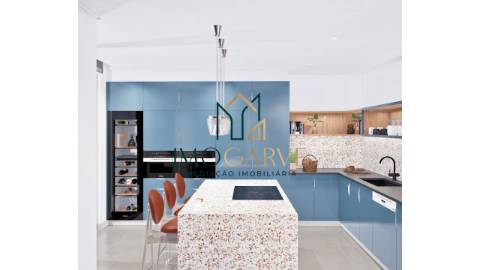 MORADIA T5 COM PISCINA E VISTA MAR
 
 Moradia...