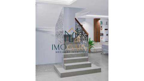 MORADIA T5 COM PISCINA E VISTA MAR
 
 Moradia...