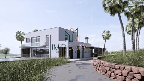 MORADIA T4 COM PISCINA IMPLANTADA NUM LOTE DE 10...