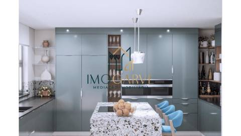 MORADIA T4 COM PISCINA IMPLANTADA NUM LOTE DE 10...