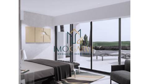 MORADIA T4 COM PISCINA IMPLANTADA NUM LOTE DE 10...