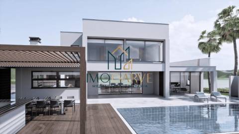 MORADIA T4 COM PISCINA IMPLANTADA NUM LOTE DE 10...
