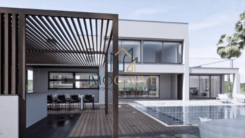 MORADIA T4 COM PISCINA IMPLANTADA NUM LOTE DE 10...