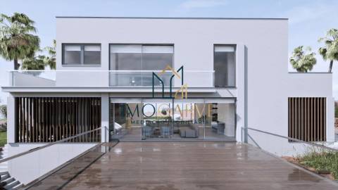 MORADIA T4 COM PISCINA IMPLANTADA NUM LOTE DE 10...