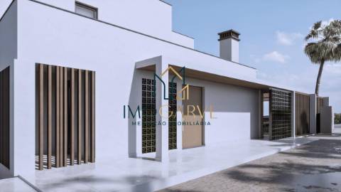 MORADIA T4 COM PISCINA IMPLANTADA NUM LOTE DE 10...