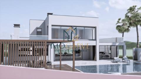 MORADIA T4 COM PISCINA IMPLANTADA NUM LOTE DE 10...