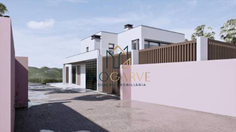 MORADIA T4 COM PISCINA IMPLANTADA NUM LOTE DE 10...