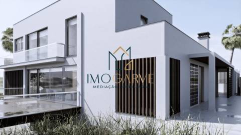 MORADIA T4 COM PISCINA IMPLANTADA NUM LOTE DE 10...