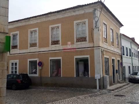 Prédio no centro histórico de São Martinho do Porto, para Reabilitação