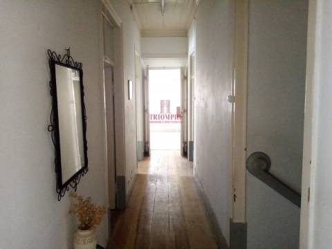 Prédio no centro histórico de São Martinho do Porto, para Reabilitação