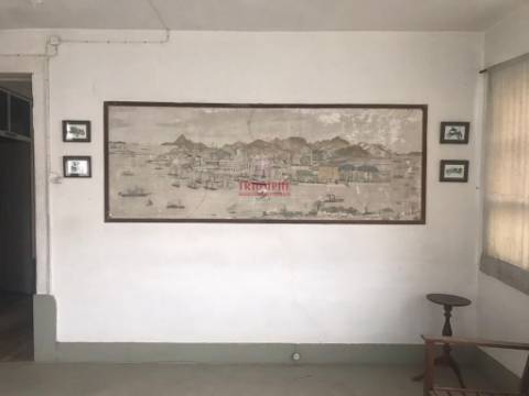 Prédio no centro histórico de São Martinho do Porto, para Reabilitação