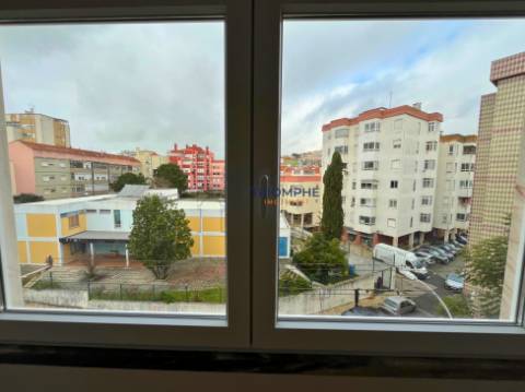 Apartamento T2 Totalmente Renovado com Arrecadação