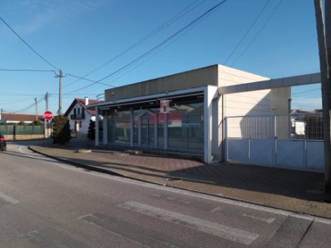 Edifício Comercial Arrendado na Marinha Grande