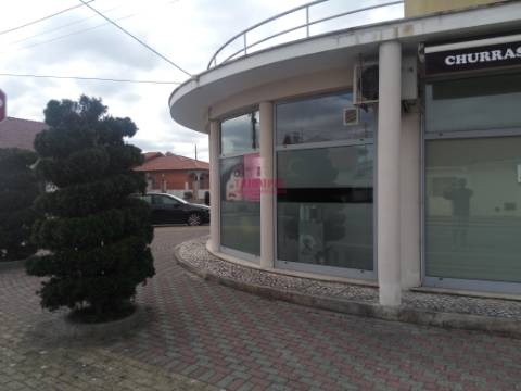 Edifício Comercial Arrendado na Marinha Grande