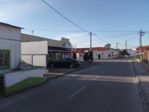 Edifício Comercial Arrendado na Marinha Grande