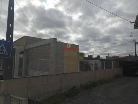 Edifício Comercial Arrendado na Marinha Grande