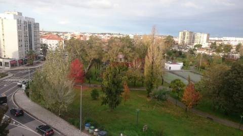 Edifício Comercial Arrendado na Marinha Grande