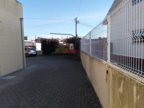 Edifício Comercial Arrendado na Marinha Grande