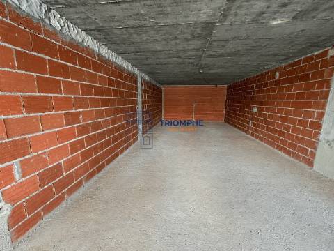 Moradia T5+2 com Piscina e Vista Rio em Santa Iria de Azoia