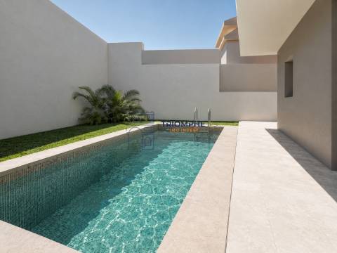 Moradia T5+2 com Piscina e Vista Rio em Santa Iria de Azoia
