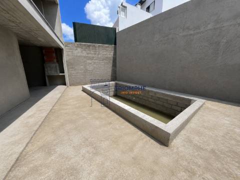 Moradia T5+2 com Piscina e Vista Rio em Santa Iria de Azoia