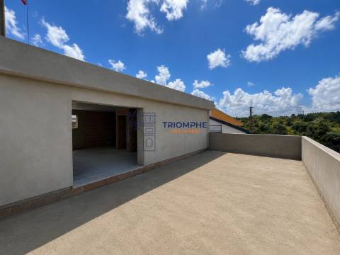 Moradia T5+2 com Piscina e Vista Rio em Santa Iria de Azoia