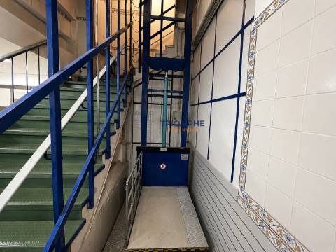Loja Comercial com 201 m² no Centro de Algés