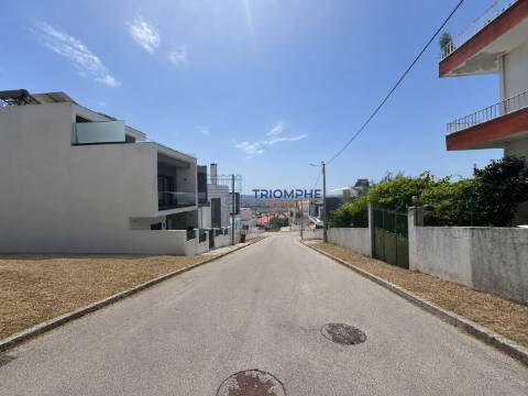 Terreno urbano - 305 m² em Odivelas - Vista Rio