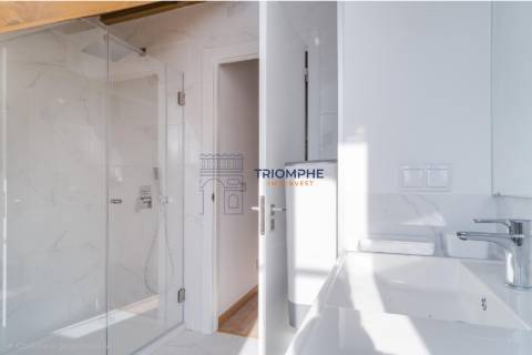 T2 Renovado com Charme Histórico em Dona Estefânia | Investimento com Rendimento