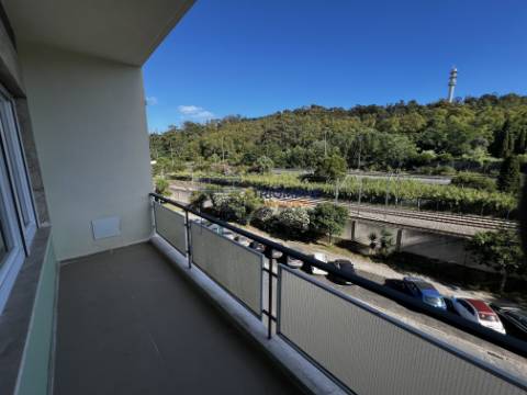 Apartamento T3 remodelado com varanda em Benfica