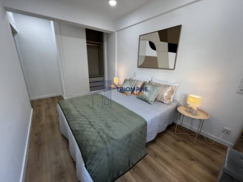 Apartamento T3 remodelado com varanda em Benfica