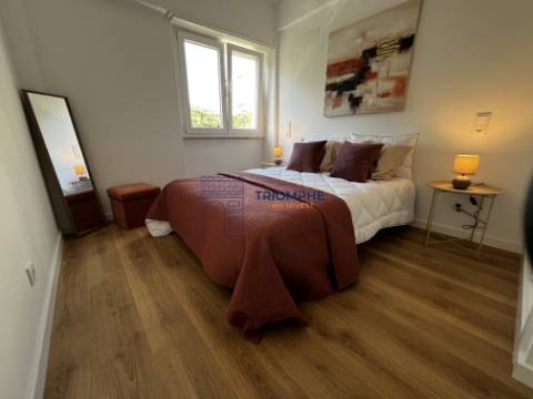 Apartamento T3 remodelado com varanda em Benfica