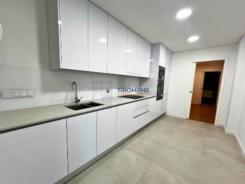 Apartamento T2 a estrear com Terraço de 59 m² e box dupla | Urbanização Casas do Lago