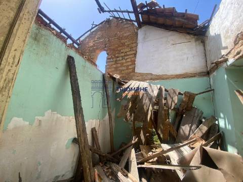 Moradia para Recuperar +Terreno + Construção - Rio Maior