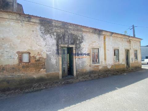 Moradia para Recuperar +Terreno + Construção - Rio Maior
