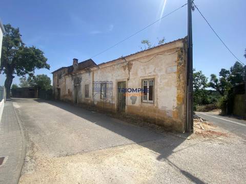 Moradia para Recuperar +Terreno + Construção - Rio Maior