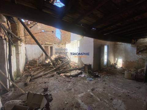 Moradia para Recuperar +Terreno + Construção - Rio Maior