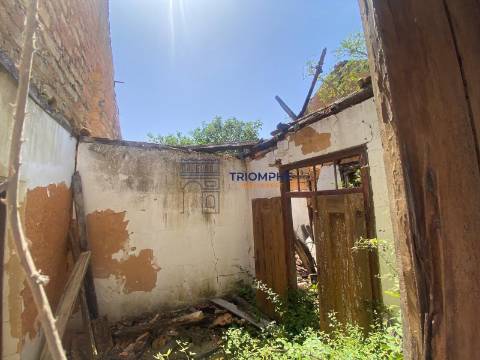Moradia para Recuperar +Terreno + Construção - Rio Maior