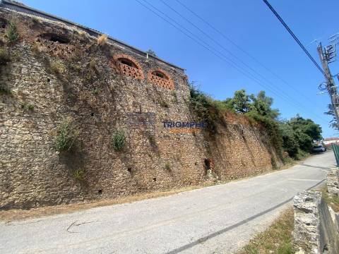 Moradia para Recuperar +Terreno + Construção - Rio Maior