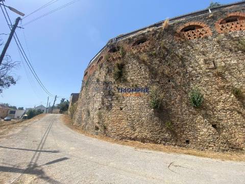 Moradia para Recuperar +Terreno + Construção - Rio Maior