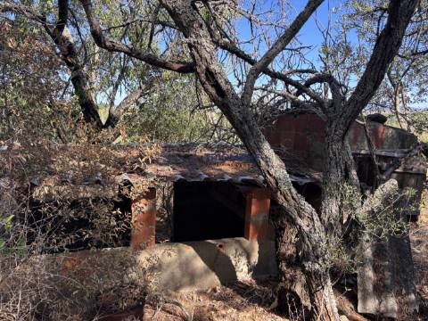 Terreno misto com ruina e armazens em Silves