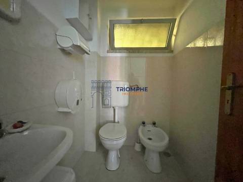 Espaço Comercial de 60 m² - Moninhos, Loures
