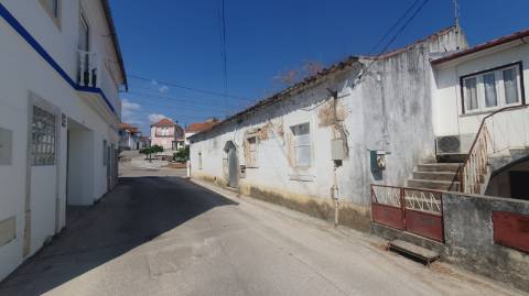 Armazém 187 m² em Alcorochel, Torres Novas | Potencial Moradia